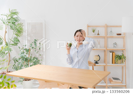苦い青汁を飲む女性 苦い青汁を飲む女性 133560206
