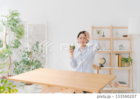 苦い青汁を飲む女性 133560207