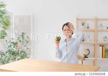 苦い青汁を飲む女性 苦い青汁を飲む女性 133560208