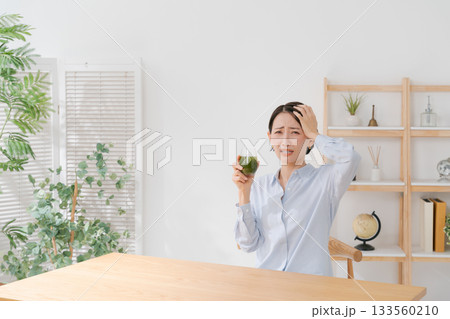 苦い青汁を飲む女性 苦い青汁を飲む女性 133560210