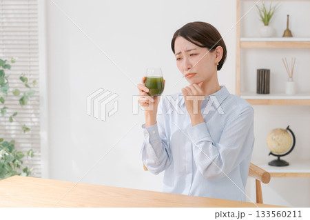 苦い青汁を飲む女性 133560211