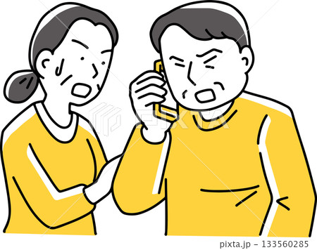 怪しい電話に対応する中年夫婦 怪しい電話に対応する中年夫婦 133560285
