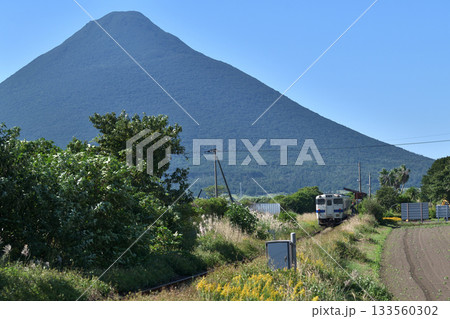 鹿児島県　日本最南端の西大山駅と開聞岳 133560302