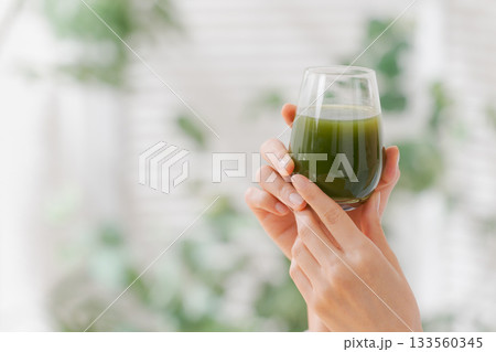 青汁を飲む女性の手元アップ 青汁を飲む女性の手元アップ 133560345