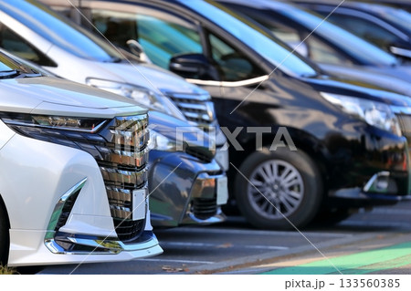 駐車場に並んだ乗用車 駐車場に並んだ乗用車 133560385