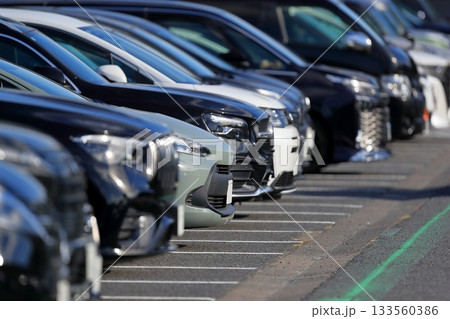 駐車場に並んだ乗用車　 133560386