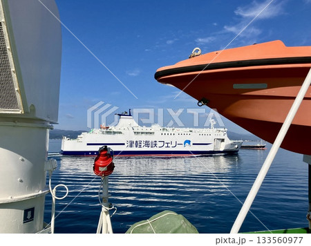 すれ違う津軽海峡フェリー すれ違う津軽海峡フェリー 133560977