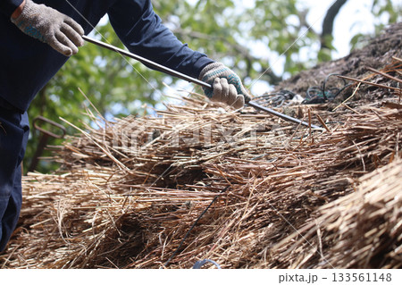 茅葺き屋根に足場を作る職人 133561148