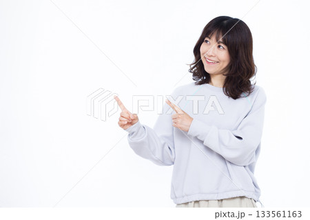 笑顔で人差し指を立てている女性 笑顔で人差し指を立てている女性 133561163