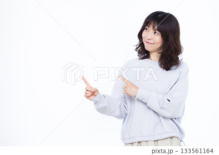 笑顔で人差し指を立てている女性 133561164