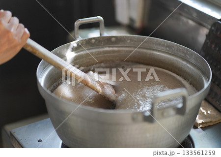 こんにゃくを作る男性 133561259