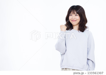 笑顔でガッツポーズをしている女性 笑顔でガッツポーズをしている女性 133561307