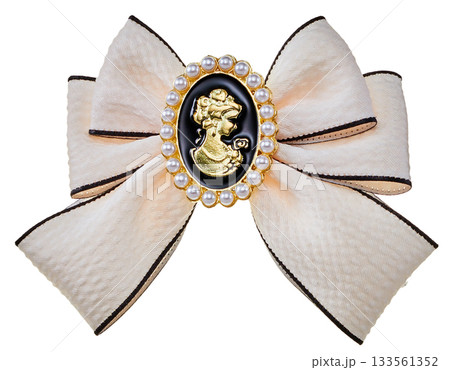カメオとパール装飾のヴィンテージ風リボン（白背景・切り抜き） 133561352