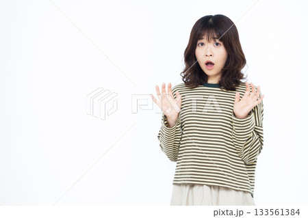 びっくり驚いている女性 びっくり驚いている女性 133561384