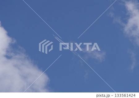 青い空と飛行機雲 133561424