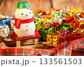 スノーマンとクリスマスの飾り 133561503