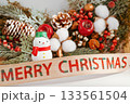 スノーマンとクリスマスリース 133561504