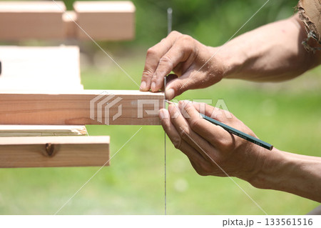 材木に印をつける男性 133561516
