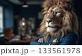 スーツを着たライオンが腕組みするリーダーシップ象徴「生成AI」 133561978