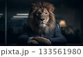 デスクに座るスーツ姿のライオン「生成AI」 133561980