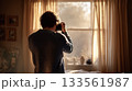 柔らかな光が差し込む窓辺でカメラを構える人物「生成AI」 133561987