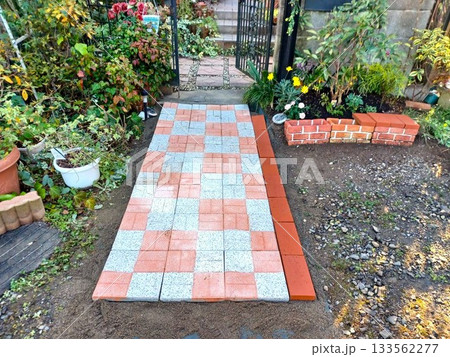 コツコツと主婦一人で庭づくり♪庭に敷石を敷く 133562277