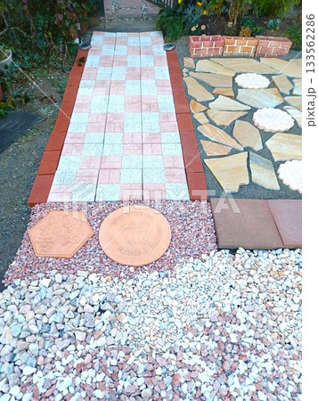 コツコツと主婦一人で庭づくり♪庭に敷石を敷く 133562286