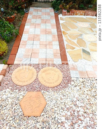 コツコツと主婦一人で庭づくり♪庭に敷石を敷く コツコツと主婦一人で庭づくり♪庭に敷石を敷く 133562288