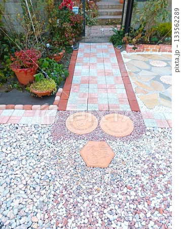 コツコツと主婦一人で庭づくり♪庭に敷石を敷く 133562289