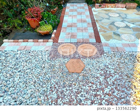 コツコツと主婦一人で庭づくり♪庭に敷石を敷く 133562290