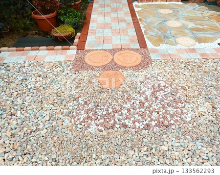コツコツと主婦一人で庭づくり♪庭に敷石を敷く コツコツと主婦一人で庭づくり♪庭に敷石を敷く 133562293
