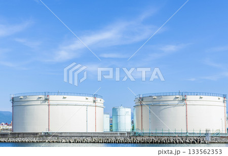 大型石油タンク（イメージ） 133562353