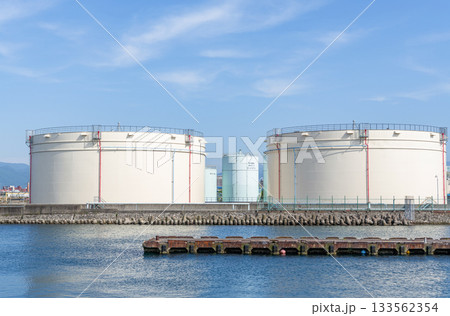大型石油タンク（イメージ） 133562354