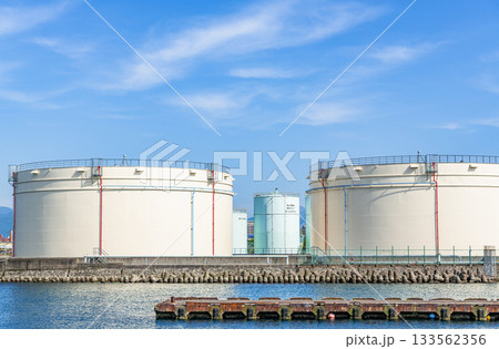 大型石油タンク（イメージ） 133562356