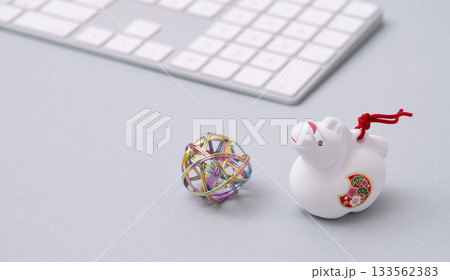 干支の午（うま）とパソコン。仕事初め、午年の仕事、ビジネス, 日本など 133562383