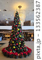 ホテルロビーのクリスマスツリー 133562387