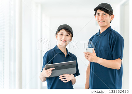 ポロシャツのユニフォーム姿の清掃員,作業員の男女スタッフ(清掃スタッフ,ビルクリーニング) ポロシャツのユニフォーム姿の清掃員,作業員の男女スタッフ(清掃スタッフ,ビルクリーニング) 133562436