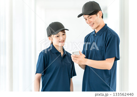 ポロシャツのユニフォーム姿の運送業,配達業の作業員,ドライバーの男女スタッフ 133562440