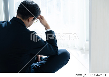 落ち込む中高年ビジネスマン 落ち込む中高年ビジネスマン 133562481