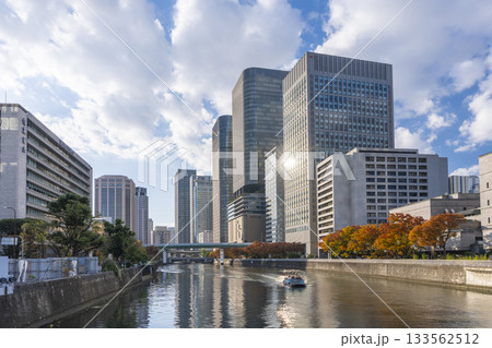 大阪都市風景　淀屋橋から大阪中之島の風景 133562512