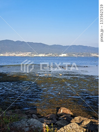 減水した湖 133562519