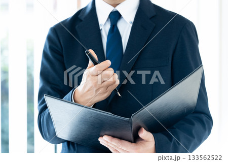 サインをするビジネスマンの手元 133562522