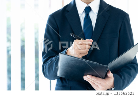サインをするビジネスマンの手元 133562523