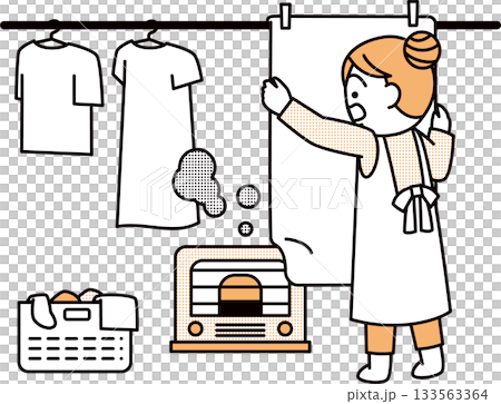 ストーブの近くで洗濯物を干す女性 ストーブの近くで洗濯物を干す女性 133563364