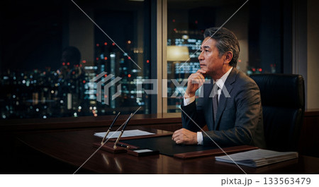 考えるビジネスパーソン 133563479