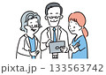 診察するお医者さん 133563742