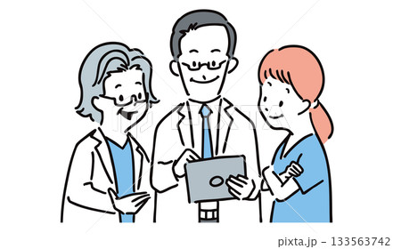 診察するお医者さん 診察するお医者さん 133563742