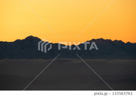 長野県　志賀高原　横手山山頂から望む朝日と雲海の絶景 133563761