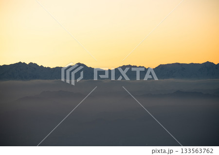 長野県　志賀高原　横手山山頂から望む朝日と雲海の絶景 133563762