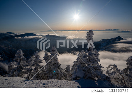 長野県 志賀高原 横手山山頂から望む朝日と雲海の絶景 長野県 志賀高原 横手山山頂から望む朝日と雲海の絶景 133563785